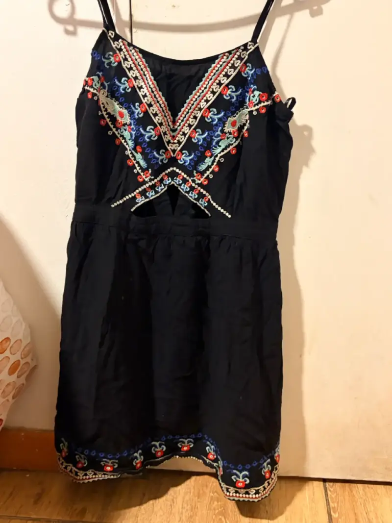 Vestido negro con bordado colorido bohemio - 1