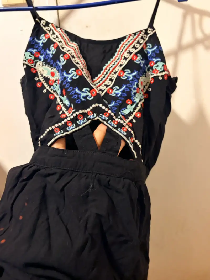 Vestido negro con bordado colorido bohemio - 3