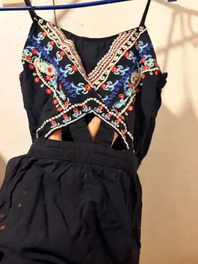 Vestido negro con bordado colorido bohemio - miniatura 3