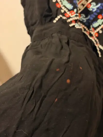 Vestido negro con bordado colorido bohemio - miniatura 4