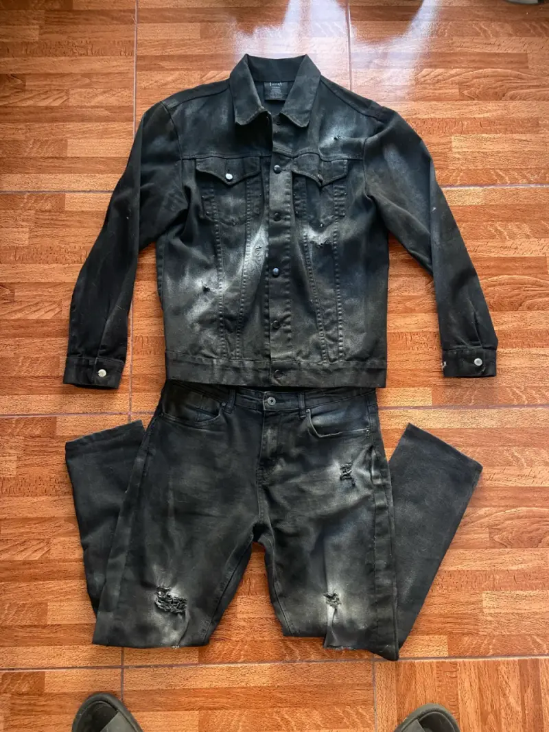 Conjunto de chaqueta y pantalón negro desgastado