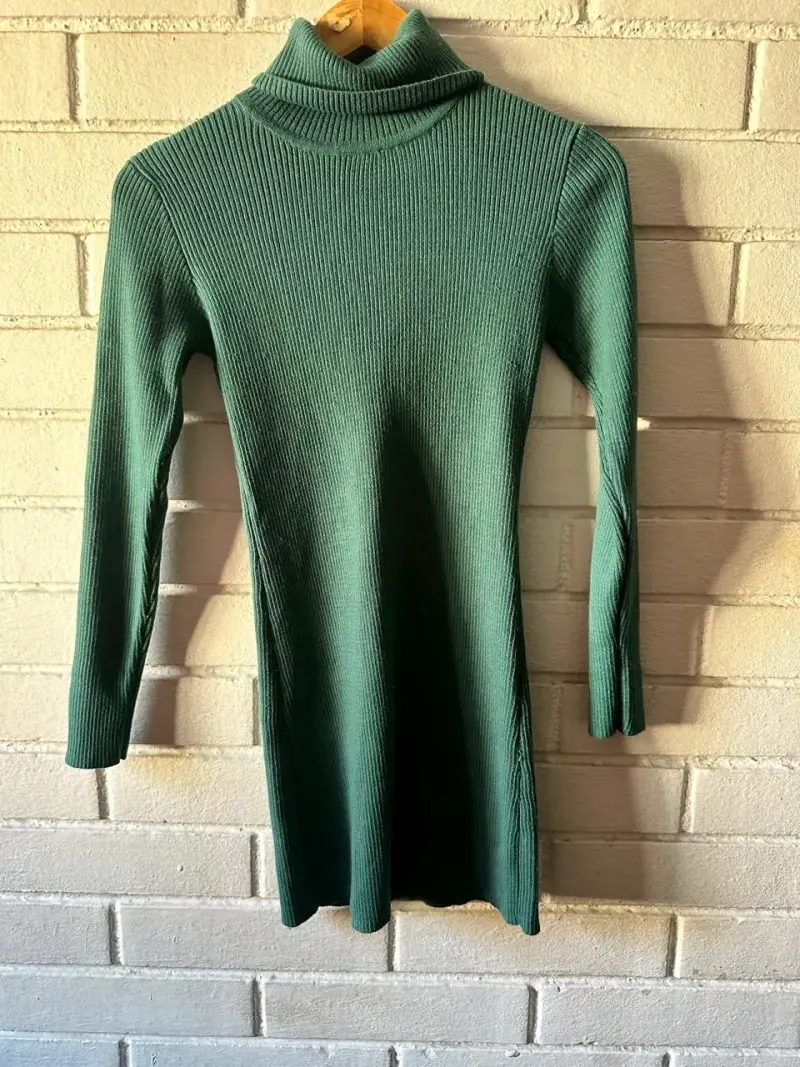 Vestido de punto verde con cuello alto