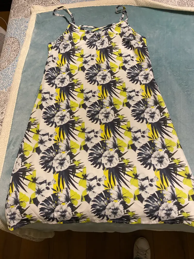 Vestido de verano floral con tirantes