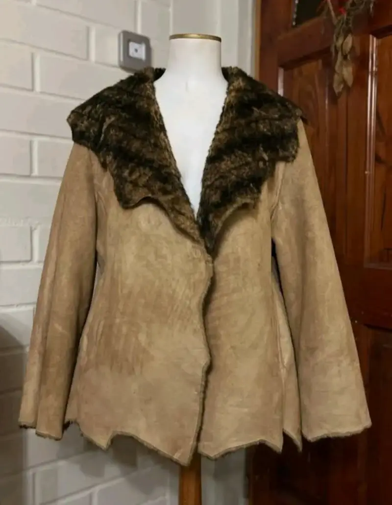 Chaqueta de gamuza con cuello de piel sintética
