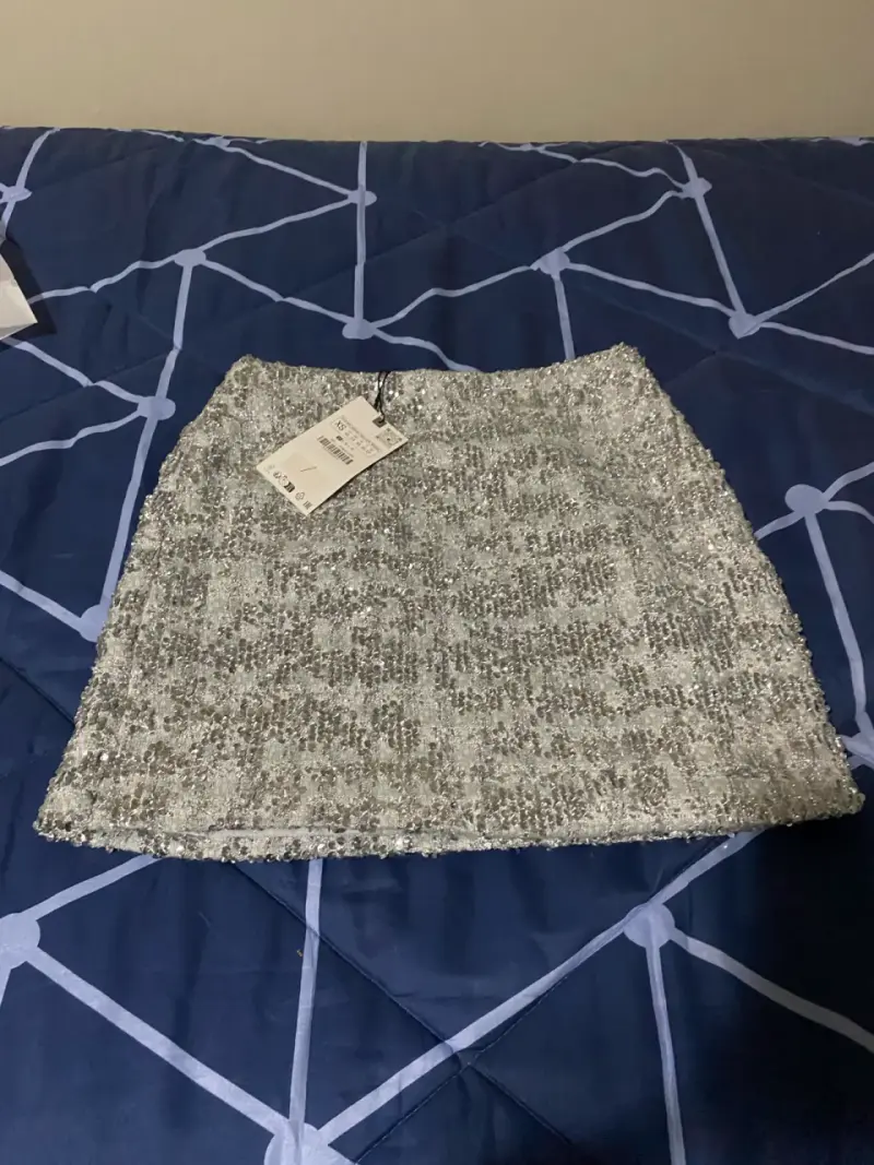 Falda corta de lentejuelas plateadas