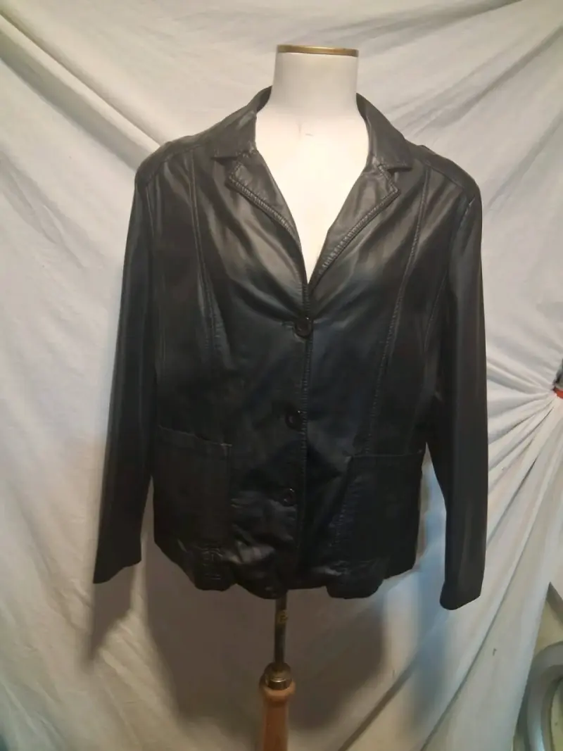 Chaqueta de cuero negra para mujer