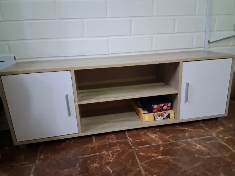 Mueble de TV moderno con puertas blancas - 1