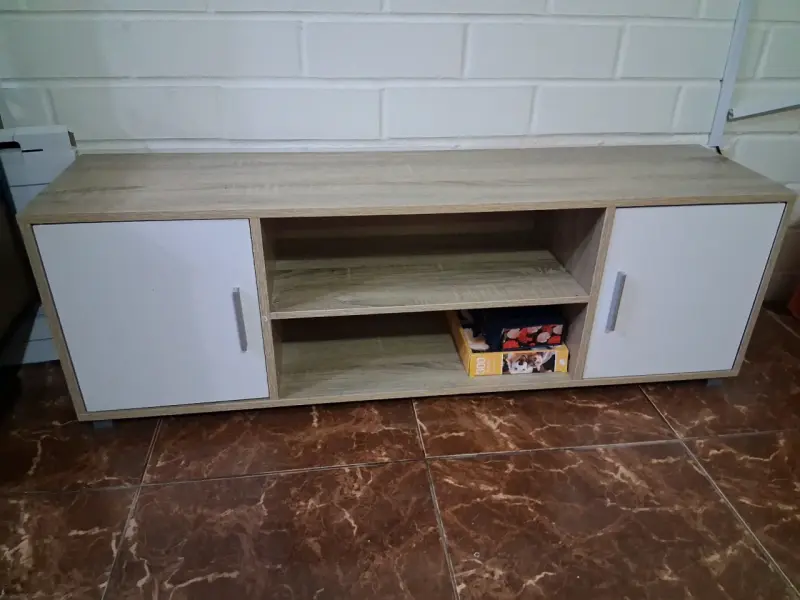 Mueble de TV moderno con puertas blancas - 2