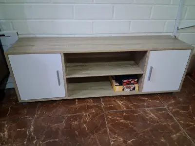 Mueble de TV moderno con puertas blancas - miniatura 2