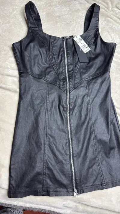 Vestido negro de cuero sintético con cierre frontal - miniatura 1