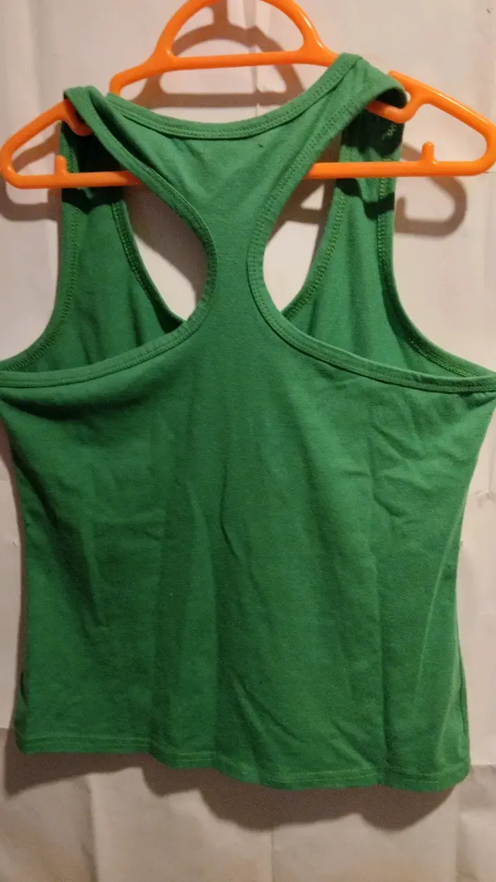 Polera niña sin mangas verde con diseño infantil - 2