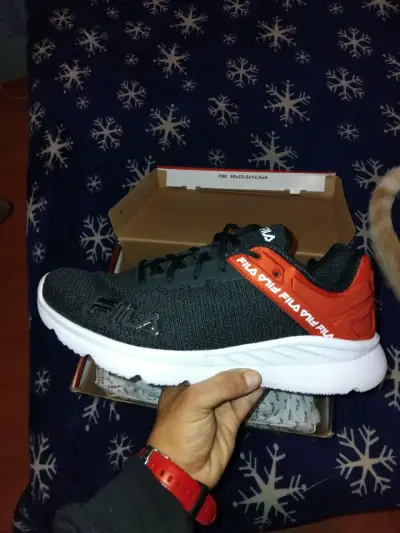 Zapatillas deportivas negras y rojas Fila - miniatura 1