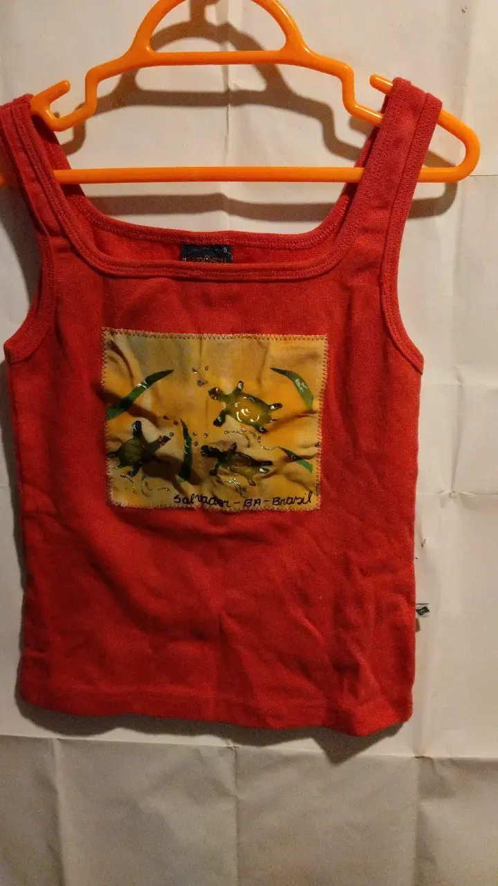 Polera sin mangas fuxia con diseño de tortugas