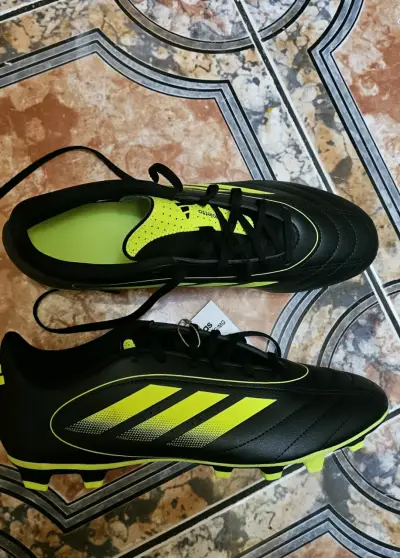 Zapatillas de fútbol Adidas negras y amarillas - miniatura 1