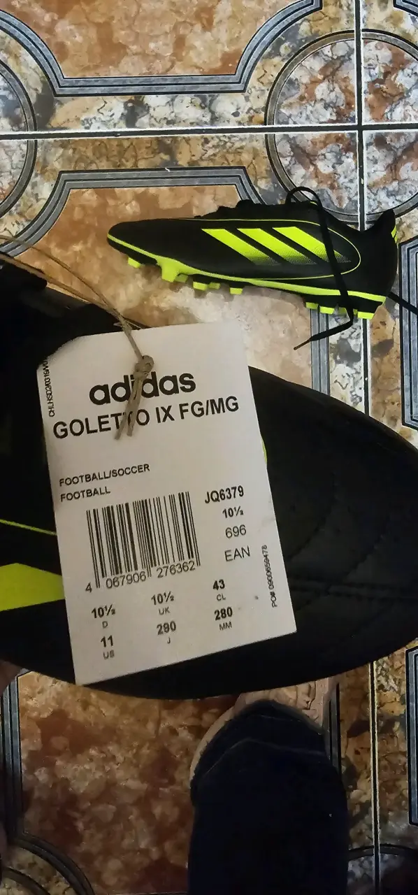 Zapatillas de fútbol Adidas negras y amarillas - 2