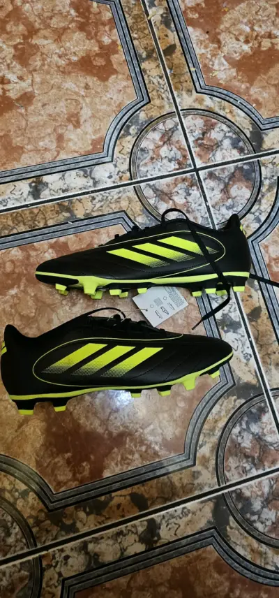Zapatillas de fútbol Adidas negras y amarillas - miniatura 3