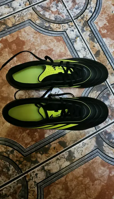 Zapatillas de fútbol Adidas negras y amarillas - miniatura 4