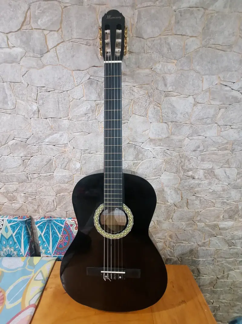 Guitarra clásica negra Mercury en buen estado - 1