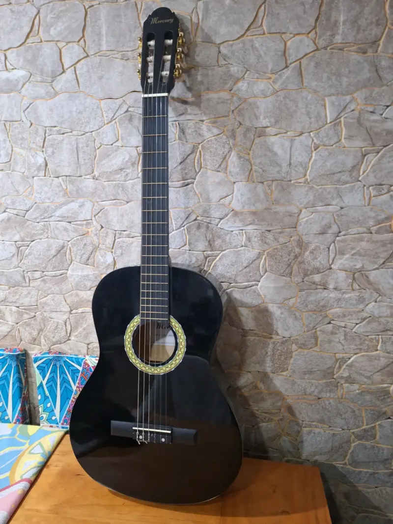 Guitarra clásica negra Mercury en buen estado - 2