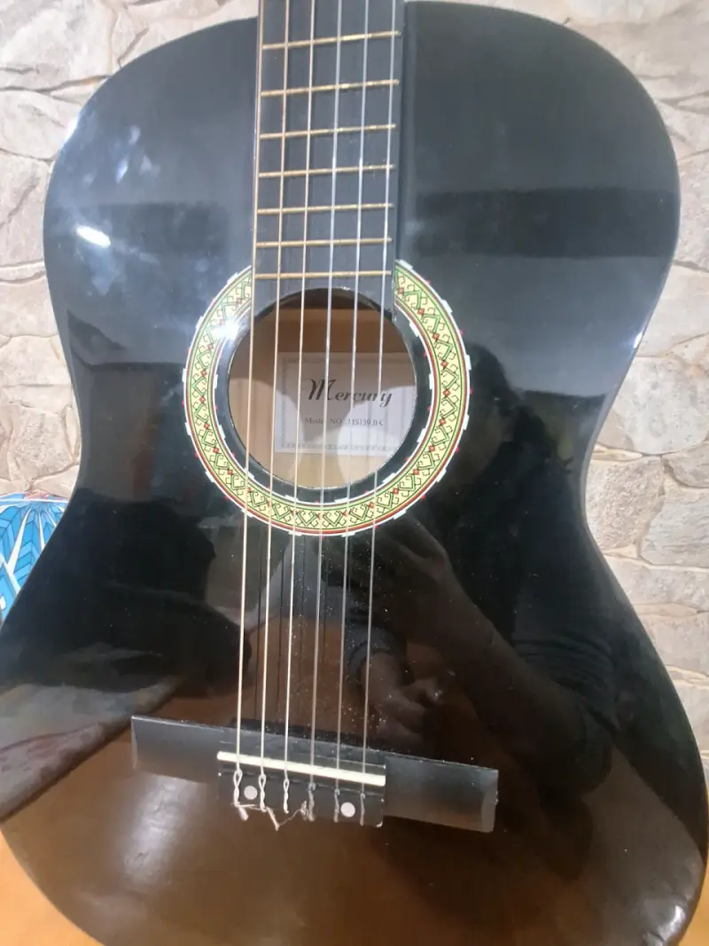 Guitarra clásica negra Mercury en buen estado - 4
