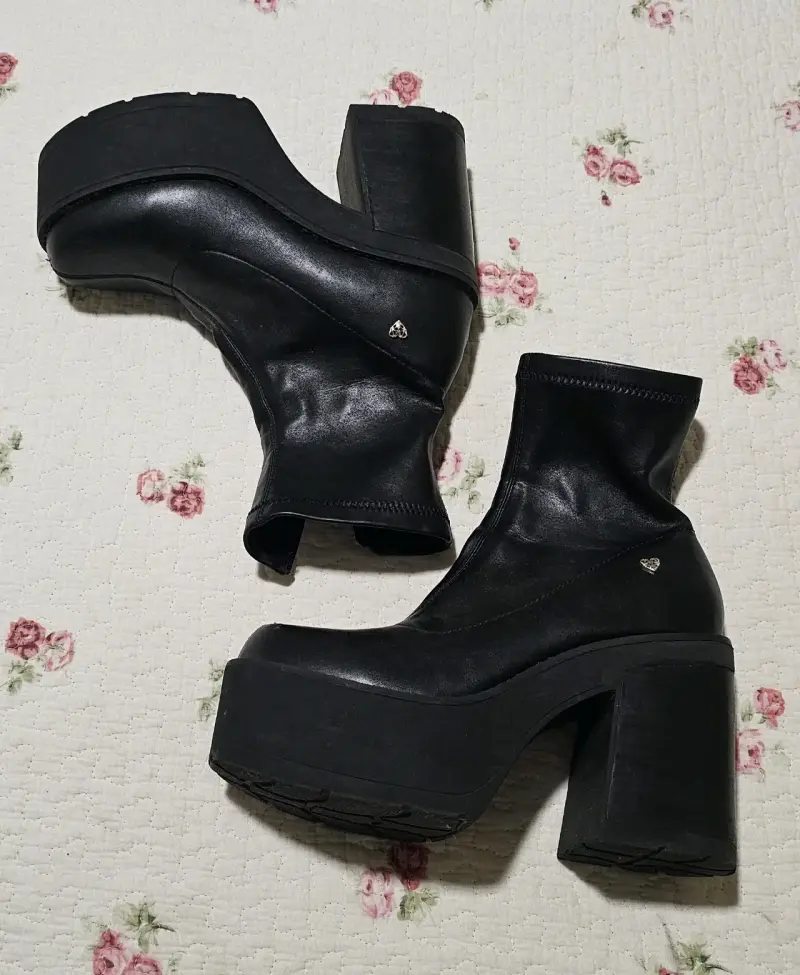 Botines de plataforma negros estilo gótico - 1