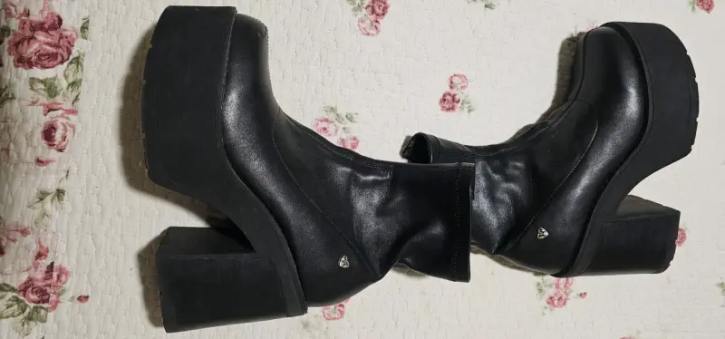 Botines de plataforma negros estilo gótico - 2