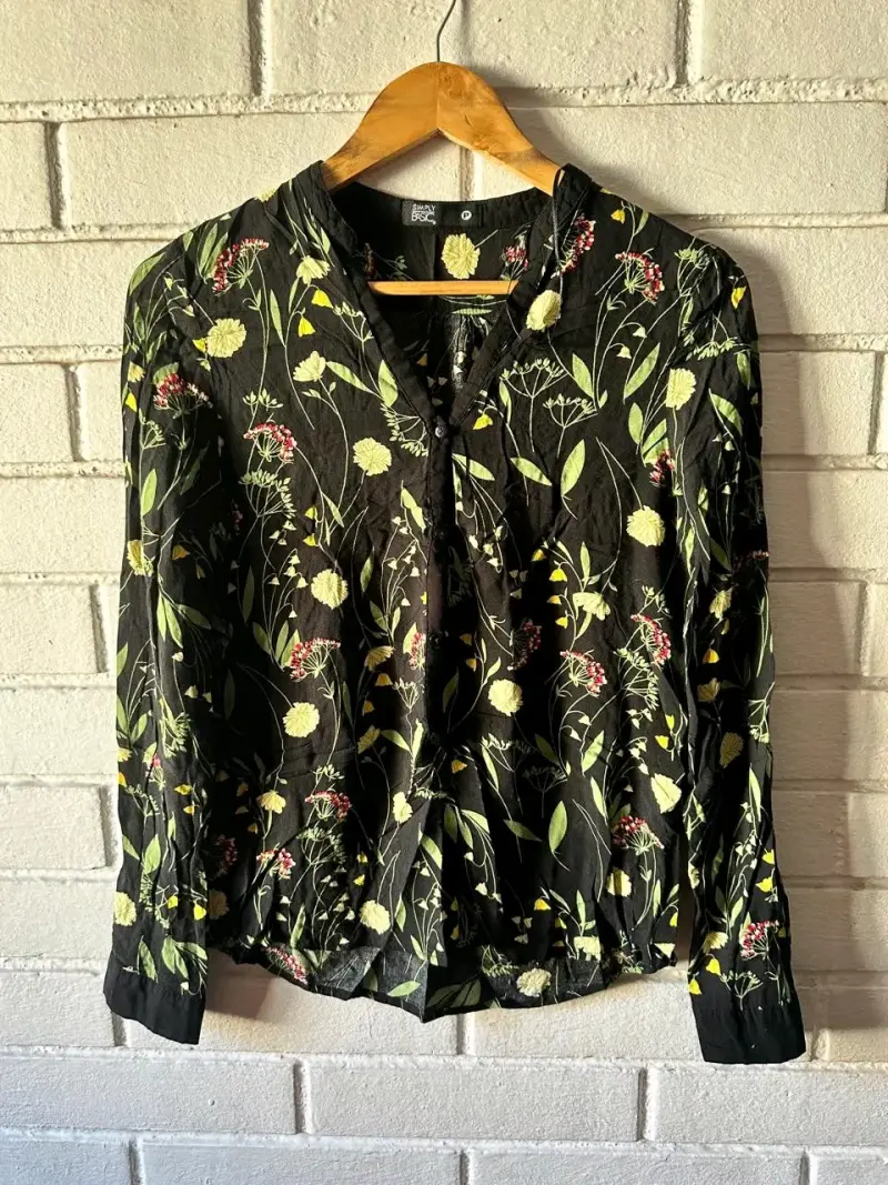 Blusa negra con estampado floral de manga larga