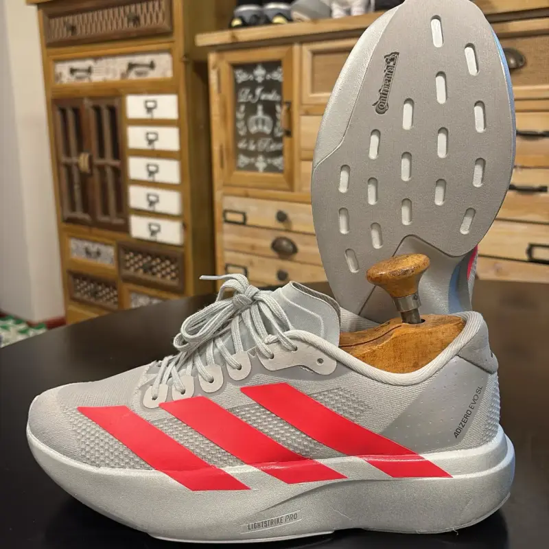 Zapatillas deportivas Adidas Adizero y plomas