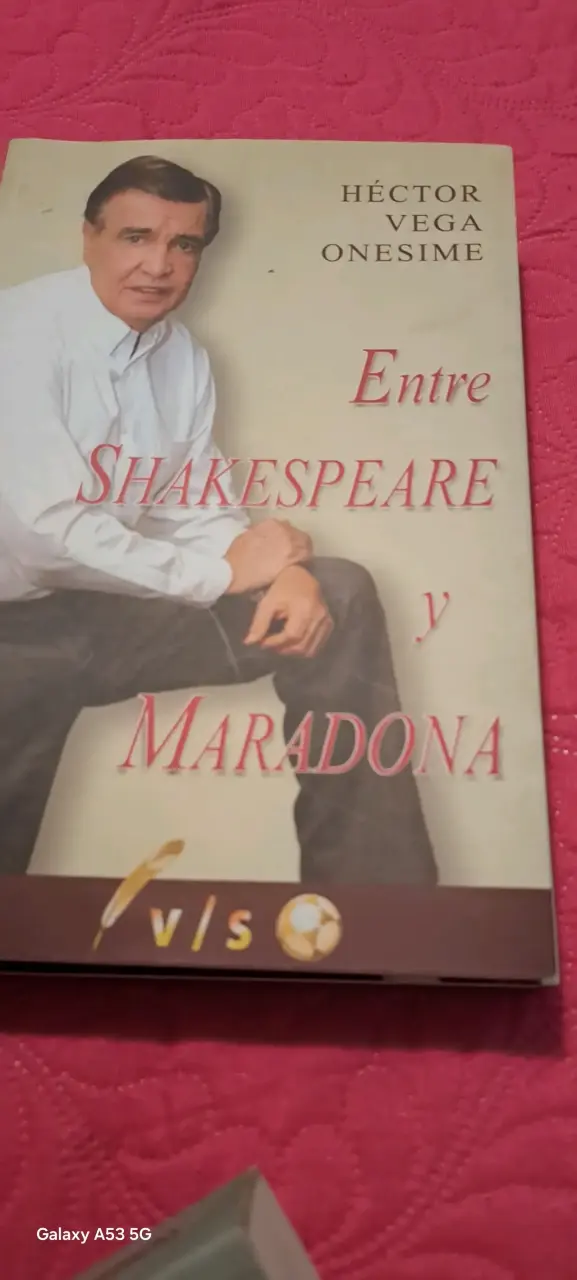 Libro 'Entre Shakespeare y Maradona' de Héctor Vega Onesime