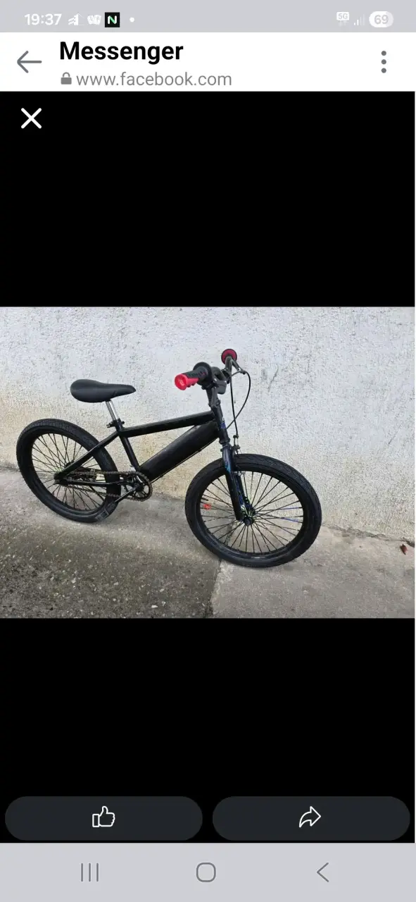 Bicicleta BMX negra con manubrios rojos
