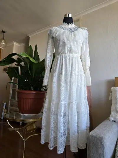 Vestido largo de encaje blanco elegante - miniatura 1