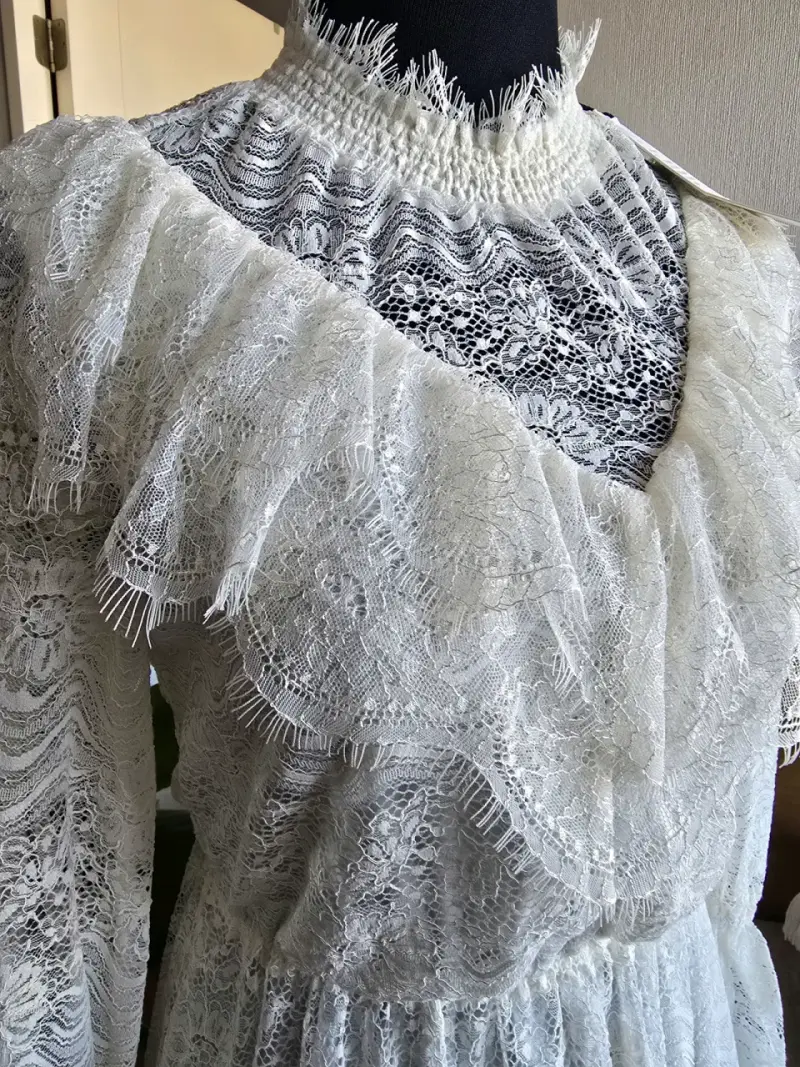 Vestido largo de encaje blanco elegante - 3