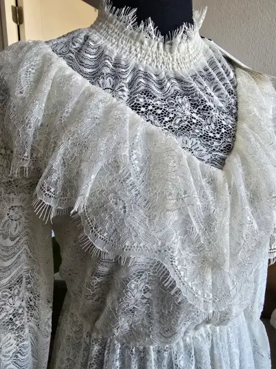 Vestido largo de encaje blanco elegante - miniatura 3