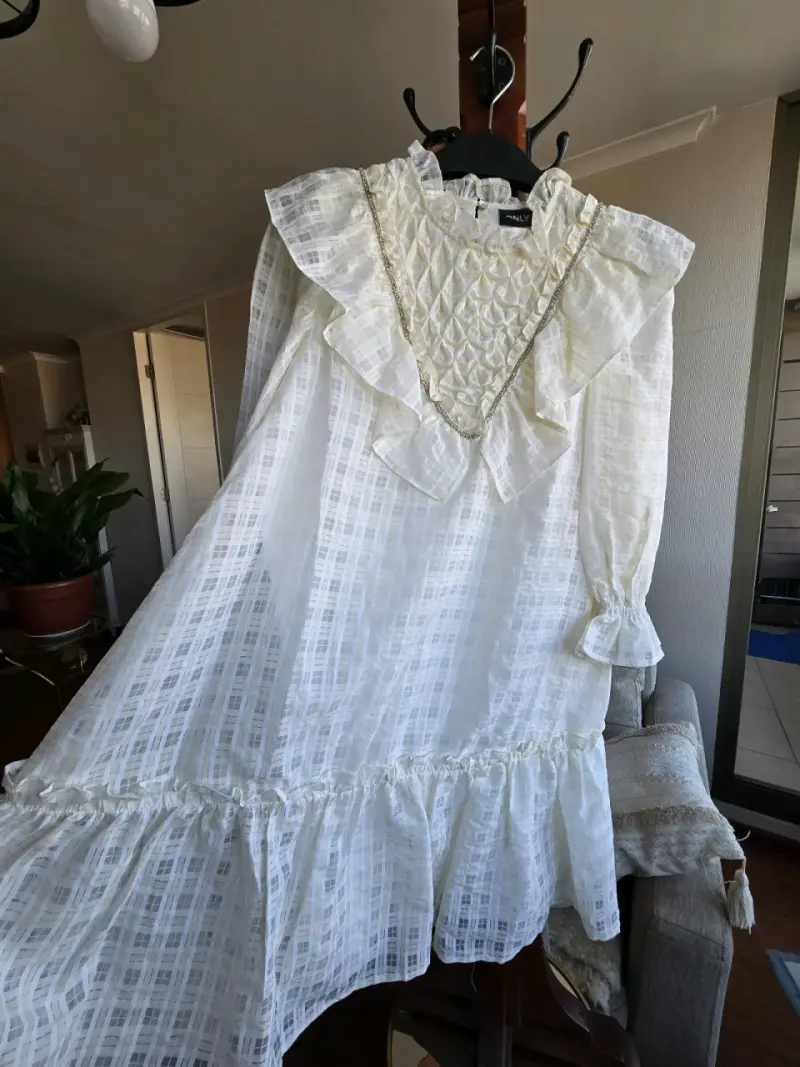 Vestido blanco con volantes y detalles dorados - 1
