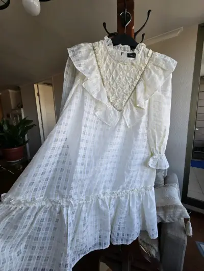 Vestido blanco con volantes y detalles dorados - miniatura 1