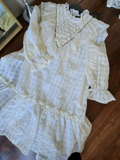 Vestido blanco con volantes y detalles dorados - miniatura 2
