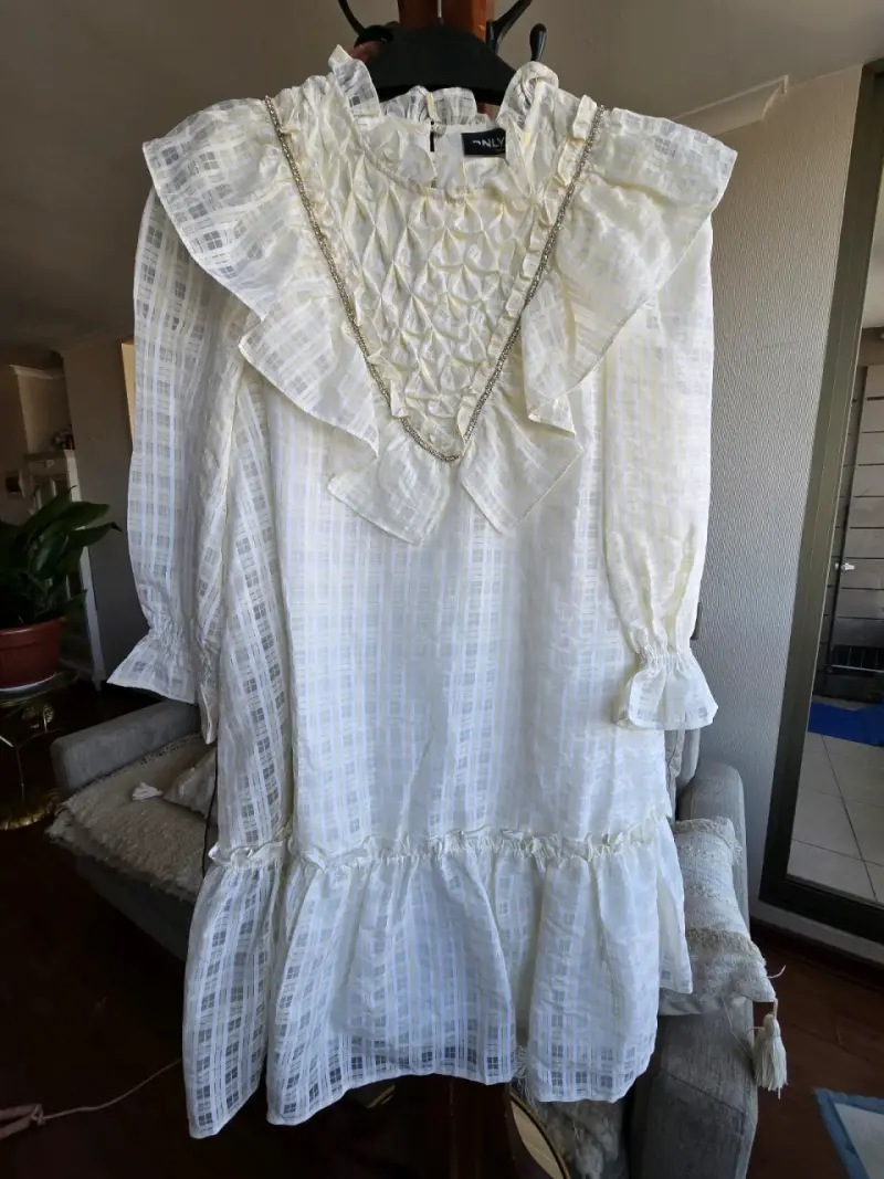 Vestido blanco con volantes y detalles dorados - 3