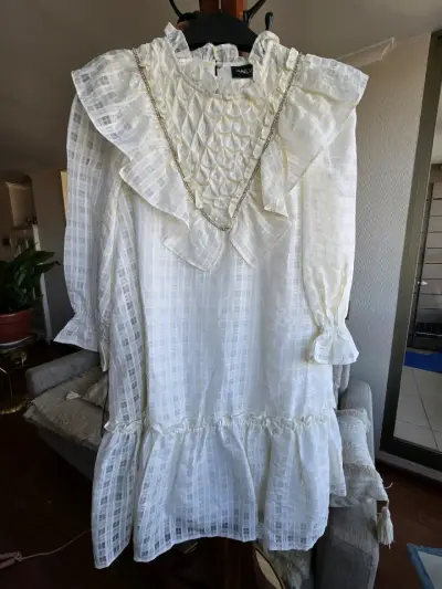 Vestido blanco con volantes y detalles dorados - miniatura 3