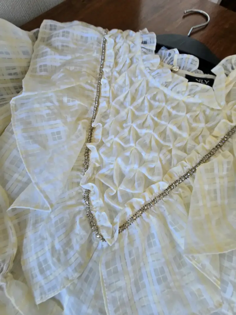 Vestido blanco con volantes y detalles dorados - 4