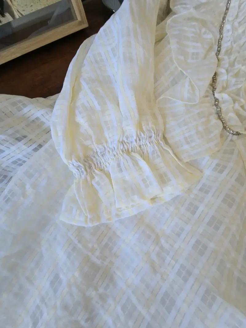 Vestido blanco con volantes y detalles dorados - 5