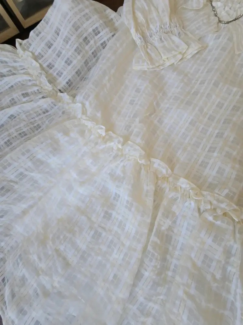 Vestido blanco con volantes y detalles dorados - 6
