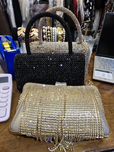 Cartera de mano con cristales brillantes - miniatura 3