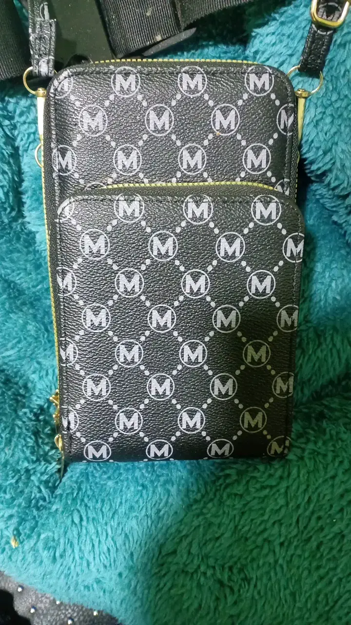 Bolso bandolera negro con diseño de M - 1