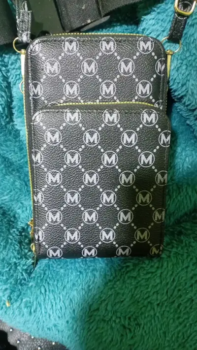 Bolso bandolera negro con diseño de M - miniatura 1