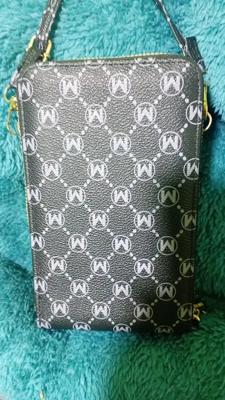 Bolso bandolera negro con diseño de M - 2