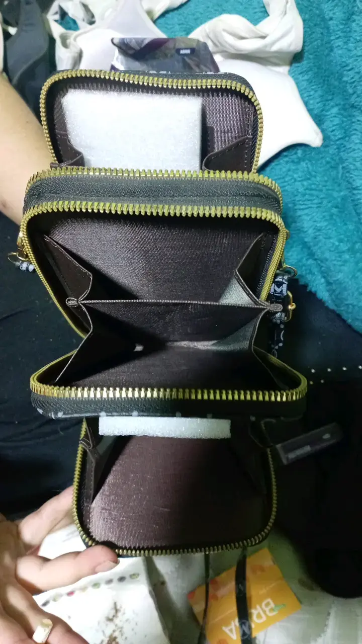 Bolso bandolera negro con diseño de M - 3