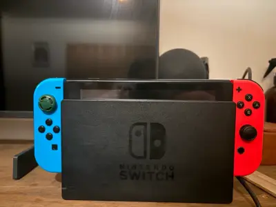 Consola Nintendo Switch con Joy-Con Azul y Rojo - miniatura 1