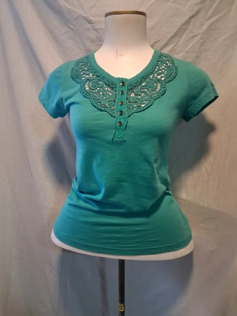 Polera verde con encaje para mujer - 1