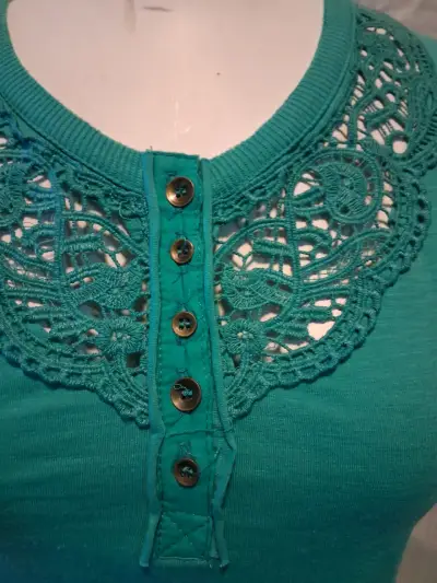 Polera verde con encaje para mujer - miniatura 2