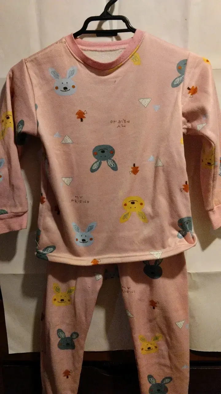 Pijama infantil de polar rosado con estampado de conejos